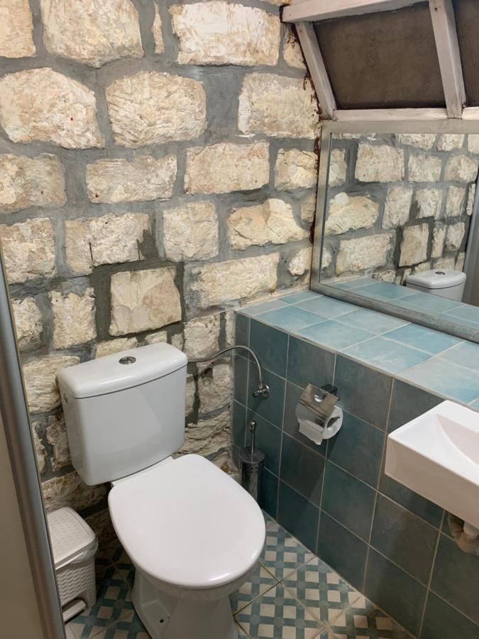 בית האבן העתיק מ-1885 עם מגונית פרטית בחצר Rosh Pinna Ngoại thất bức ảnh